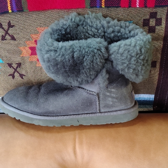 UGG Bailey II Boots-size 8 - Picture 9 of 10